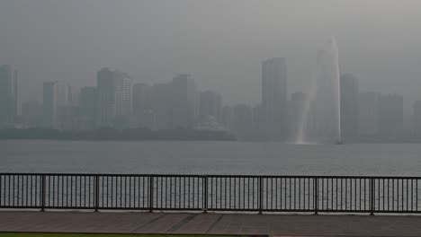 Los-Residentes-Dan-Un-Paseo-Durante-Una-Brumosa-Mañana-De-Invierno-En-El-Lago-Khalid-En-Sharjah,-Emiratos-Árabes-Unidos.