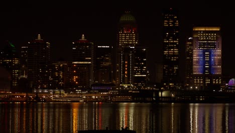 Skyline-Von-Louisville,-Kentucky-Mit-Ohio-River-Bei-Nacht-Mit-Weitwinkelaufnahme