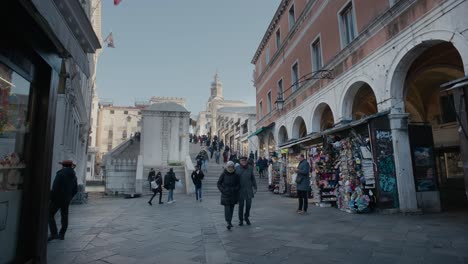 Venetian-Street-Toward-Rialto-Bridge-view,-Italy