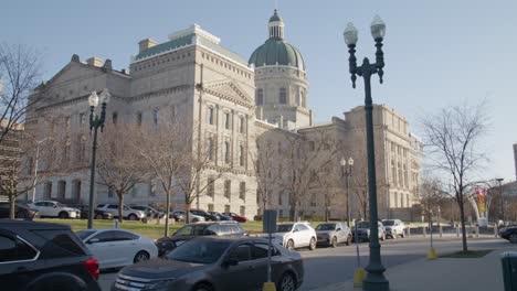 Fuera-Del-Edificio-Del-Capitolio-Del-Estado-De-Indiana-En-Indianápolis,-Indiana,-Con-Video-Inclinado-Hacia-Arriba