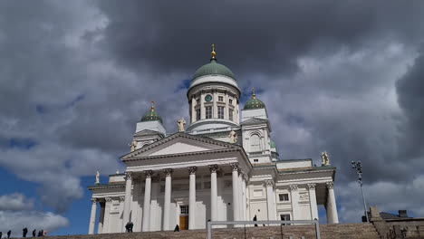 Kathedrale-Von-Helsinki-Und-Wahrzeichen-Auf-Dem-Senatsplatz,-Finnland,-Sonniger-Tag-Mit-Wolken