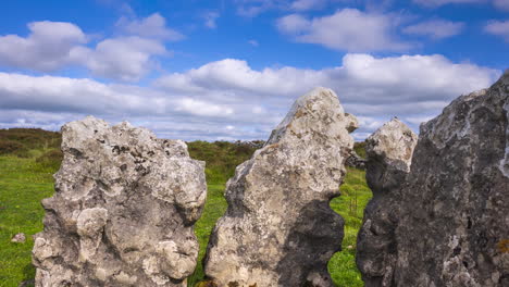 Timelapse-Del-Paisaje-Natural-Rural-Con-Ruinas-De-Bloques-De-Piedra-De-Tumbas-De-Paso-Prehistórico-En-Primer-Plano-Durante-El-Día-Soleado-Visto-Desde-Carrowkeel-En-El-Condado-De-Sligo-En-Irlanda