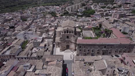 órbita-Aérea-Fachada-Cóncava-Histórica-Madonna-Del-Carmine,-Noto-Sicilia