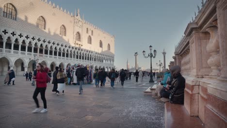 Morning-bustle-at-Doge's-Palace,-Venice