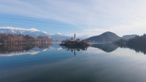 Profilansicht-Der-Kirche-Von-Bled-Und-Der-Alpen-In-Slowenien-Mit-Reflexion-Am-Bleder-See