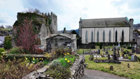 Frühen-Frühling-Alten-Friedhof-Mit-Schloss-Und-Kirche-In-Der-Grafschaft-Kilkenny,-Irland