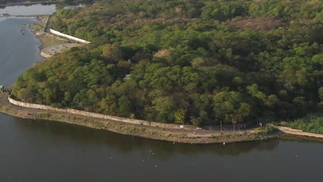 Vista-Aérea-De-Drones-La-Cámara-Del-Drone-Se-Mueve-Hacia-Arriba-Y-Muchas-Aves-Vuelan