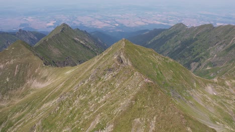 Vista-Del-Amanecer-Desde-El-Pico-Moldoveanu-En-Las-Montañas-Fagaras-Con-Cielos-Vibrantes-Y-Terreno-Rocoso