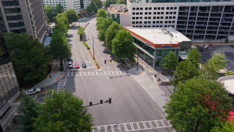 Luftaufnahme-Aus-Der-Vogelperspektive-Des-Büroviertels-In-Atlanta-Mit-Autos-An-Der-Kreuzung-Im-Sonnenlicht