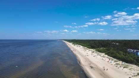 Playa-Costera---Mar-Báltico---Letonia---Toma-Cinematográfica-De-Drones-4k