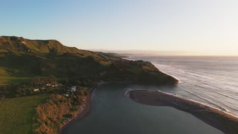Luftaufnahme-Des-Awakino-Flussdeltas-In-Den-Ozean-In-Der-Stadt-Awakino-Im-Waitomo-Distrikt-Bei-Sonnenuntergang