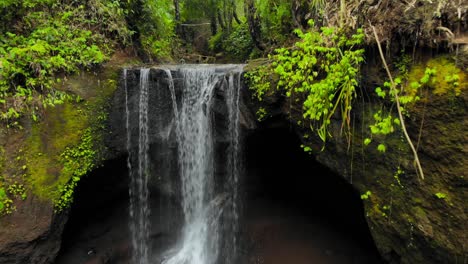 Luftaufnahme-Des-Suwat-Wasserfalls-In-Gianyar,-Bali,-Indonesien