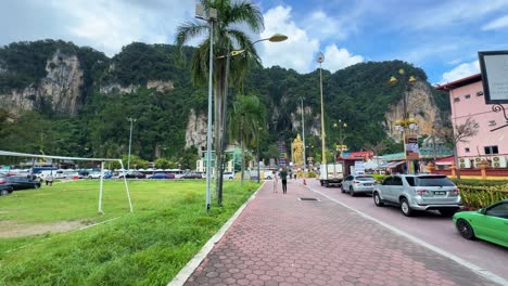 Pov-Caminando-En-Kuala-Lumpur-Malasia-Cerca-Del-Templo-Religioso-Hindú-De-Las-Cuevas-De-Batu