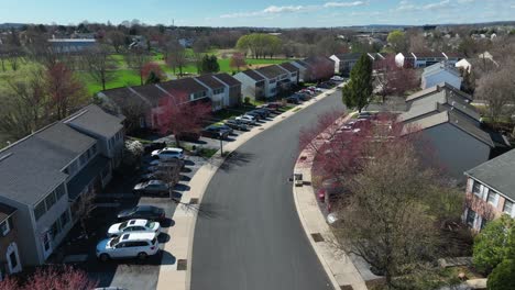 Toma-Aérea-De-Hermosas-Casas-Comunitarias-Americanas-En-Un-Distrito-Suburbano