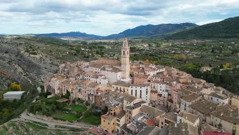 Bocairent-Dorf-Und-Kirche-Auf-Einem-Hügel-In-Der-Region-Valencia,-Costa-Blanca,-Spanien---Luftaufnahme-4k