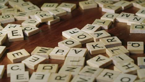 Wort-Sicherheit-In-Scrabble-Steine-Auf-Kante-Sind-Umgeworfen-Auf-Tischplatte