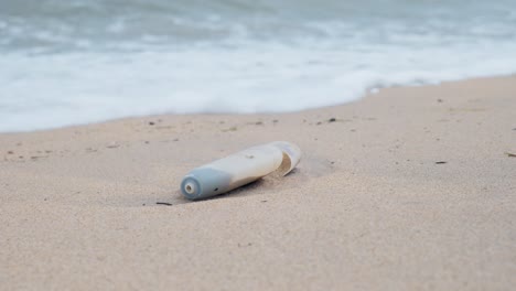 Basura-Arrastrada-En-Una-Playa-Remota-En-El-Extremo-Norte-De-Australia