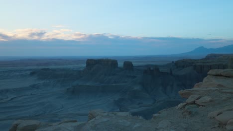 Vista-Panorámica-Del-Paisaje-Desértico-Al-Amanecer-Desde-Lo-Alto-De-Una-Colina-De-Arenisca,-Utah