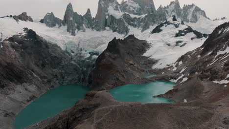 Vista-Aérea-De-La-Laguna-De-Los-Tres-Y-La-Laguna-Sucia-Con-El-Monte-Fitz-Roy-En-La-Patagonia,-Argentina