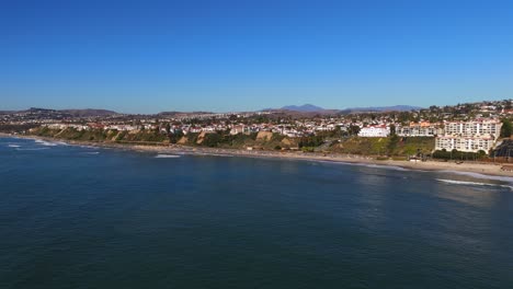 Casas-A-Lo-Largo-De-Acantilados-Junto-Al-Mar---Toma-Aérea-Del-Acantilado-De-San-Clemente