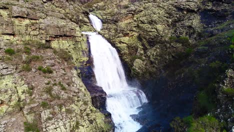 Ein-Tropischer-Wasserfall-In-Einer-Bergschlucht