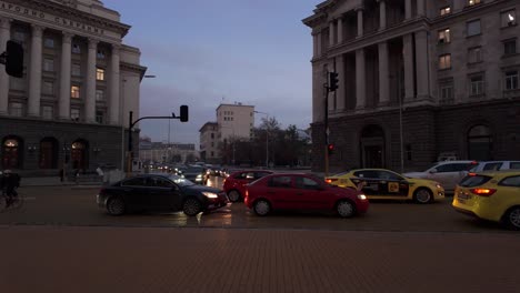 Tráfico-Intenso-Por-La-Noche-En-El-Largo,-También-Conocido-Como-Plaza-Nezavisimost