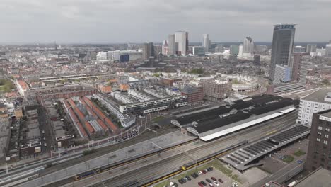 Drohnenaufnahme-Des-Bahnhofs-Den-Haag-HS-Und-Des-Zentralen-Geschäftsviertels