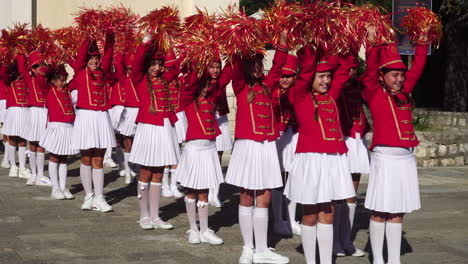 Junge-Majorette-Mädchen-Mit-Pompons-In-Roten-Uniformen-Beim-Festival