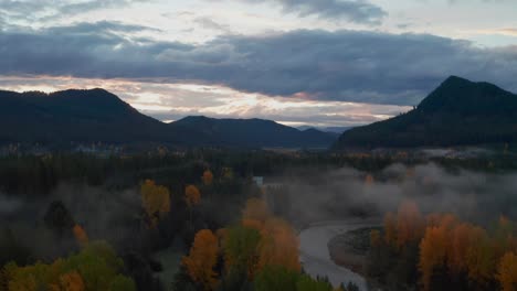 Impresionante-Paisaje-Matutino-En-El-Estado-De-Washington,-Con-Niebla-Mística-A-Lo-Largo-Del-Río-Y-Un-Bosque-Colorido