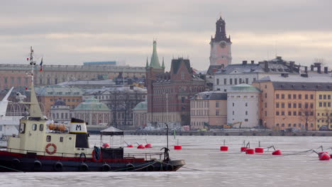 Blick-Auf-Die-Altstadt-über-Den-Vereisten-See-Von-Norr-Mälarstrand,-Stockholm,-Schweden