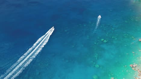 Boote-Vor-Der-Kulisse-Des-Blauen-Meeres-Aus-Der-Vogelperspektive-In-Der-Nähe-Des-Mizithres-Felsens-Im-Ionischen-Meer