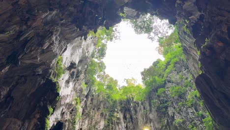Dentro-De-Las-Cuevas-De-Batu-Templo-Hindú-Tragaluz-Natural-Kuala-Lumpur-Malasia