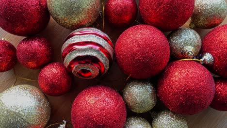 Nahaufnahme-Von-Goldenen-Und-Roten-Weihnachtskugeln-Auf-Weihnachtlichem-Hintergrund