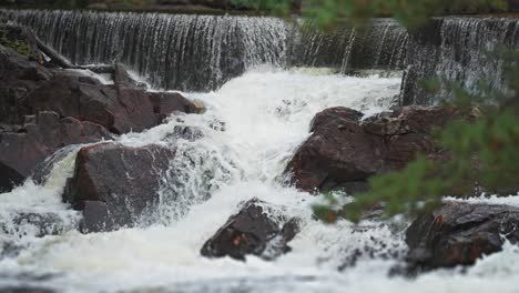 Flakkefossen-Wasserfall-Am-Gebirgsfluss-Im-Norden-Norwegens