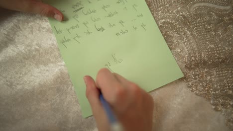 Un-Niño-Judío-De-12-Años-Está-Sentado-Junto-A-Una-Mesa-Y-Escribiendo,-En-Primera-Persona