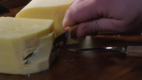 Schweizer-Käse,-Gouda-Und-Brie-An-Bord:-Block-Mit-Kleinem-Messer-In-Scheiben-Geschnitten
