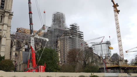 Industriekran-Auf-Der-Baustelle-Der-Kathedrale-Notre-Dame-In-Paris,-Frankreich