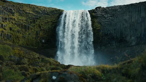 Close-scenic-shot-of-a-paradise-waterfall