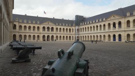 Les-Invalides-Fue-Encargado-En-1670-Por-Luis-Xiv-Para-Proporcionar-Alojamiento-Y-Atención-Hospitalaria-A-Los-Soldados-Heridos