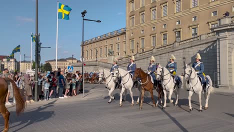 Guardias-Uniformados-Montan-A-Caballo-Frente-Al-Palacio-Real-En-El-Día-Nacional-Sueco