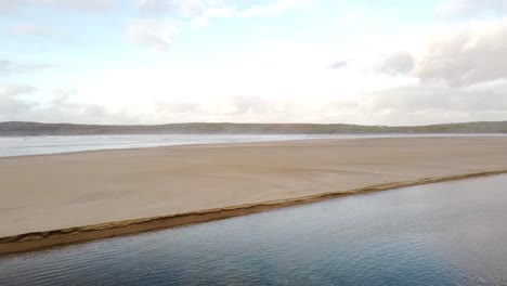 Aerial-footage-of-a-beach-on-a-sunny-day-in-Donegal,-Ireland