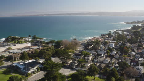 4K-Luftaufnahme-Von-Nordosten-über-Pacific-Grove,-Kalifornien,-In-Richtung-Lovers-Point-Beach-Und-Monterey-Bay
