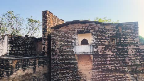Alte-Historische-Gebäudestruktur-Namens-Havelis-In-Einem-Ländlichen-Dorf-Von-Gwalior,-Madhya-Pradesh,-Indien