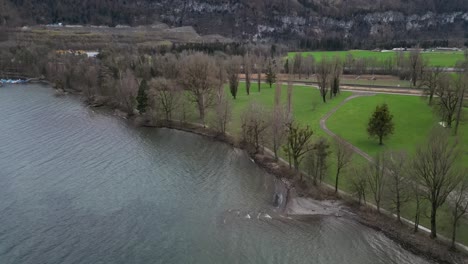 Windige-Wellen-Prallen-Langsam-Auf-Die-Grauen-Ufer-Des-Walensees-Mit-Kahlen-Bäumen