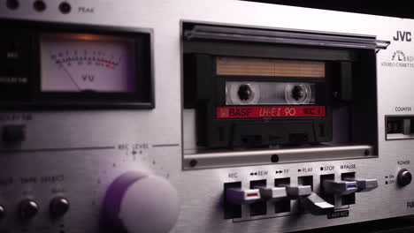 Vintage-Audiokassette-Wird-In-Einem-Grauen-Deck-Player-Mit-VU-Meter-Abgespielt,-Nahaufnahme