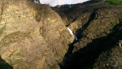 Ein-Tropischer-Wasserfall-In-Einer-Bergschlucht