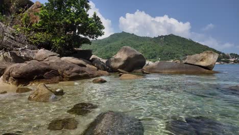 Clear-Waters-Amidst-Ko-Samui-Rocks,-Thailand