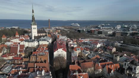 Blick-über-Die-Bucht-Von-Tallinn-Auf-Linnahall,-Museum-Für-Zeitgenössische-Kunst-Und-Strandrestaurants-In-Tallinn,-Estland