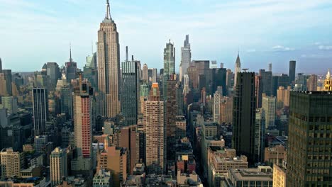 Empire-State-Building,-Ikonischer-Wolkenkratzer-In-Midtown-Manhattan