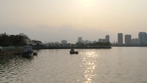 Embarcaciones-Amarradas-A-Lo-Largo-De-La-Orilla-Del-Lago,-Añadiendo-A-La-Pintoresca-Escena-Del-Atardecer.